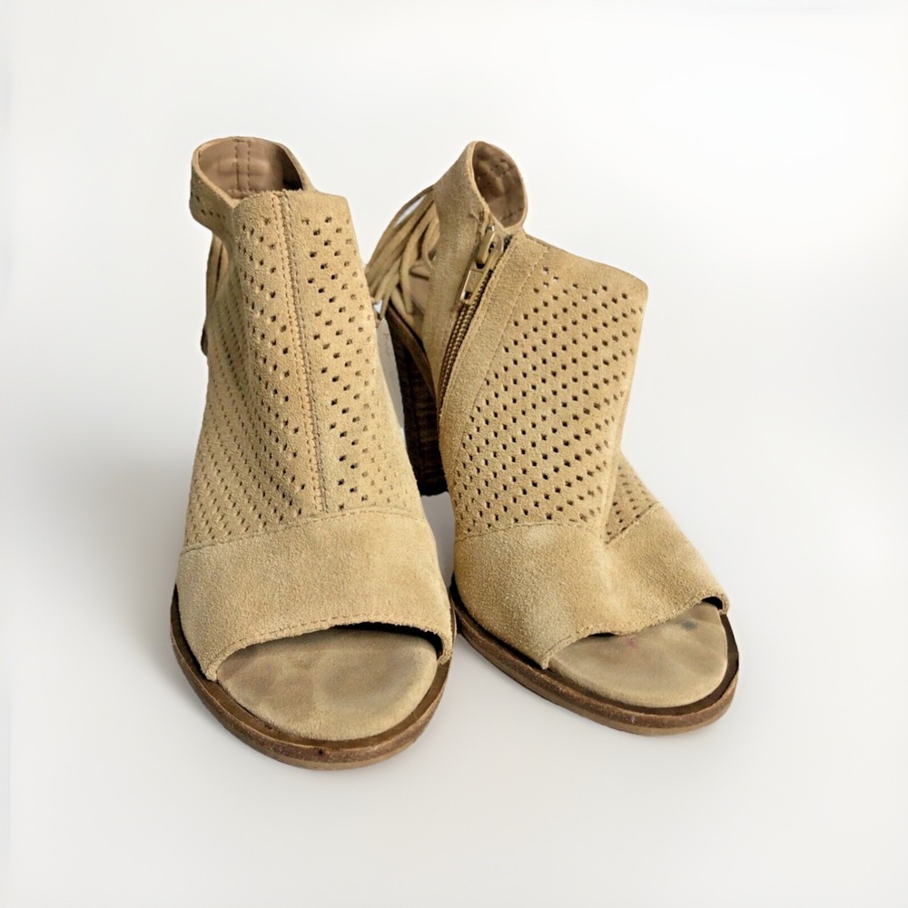Gianni Bini Heeled‎ Sandals Women 7M Tan Suede Peep Toe Fringe Tassel Perforated